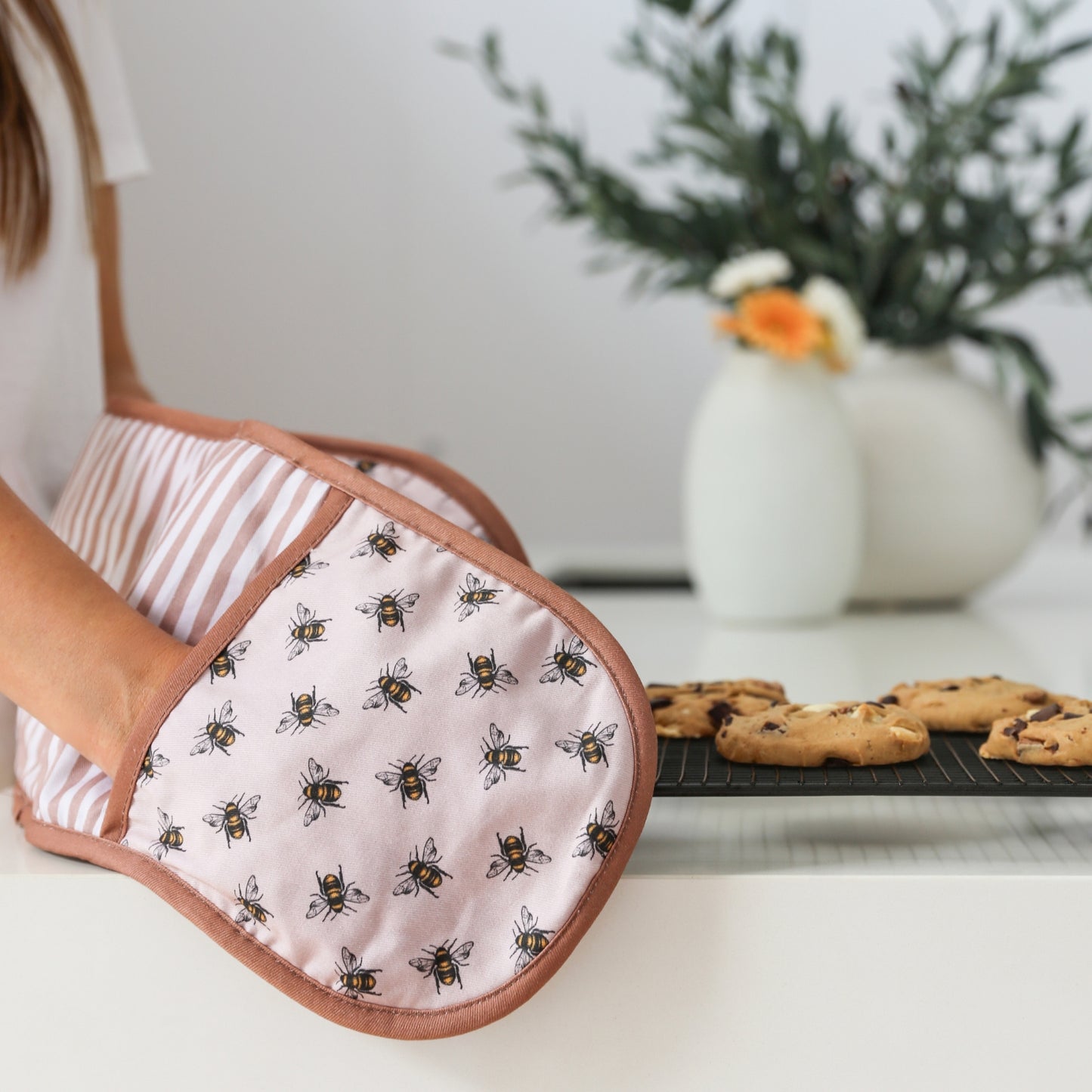 Cook's Companion Oven Mitt - Bee