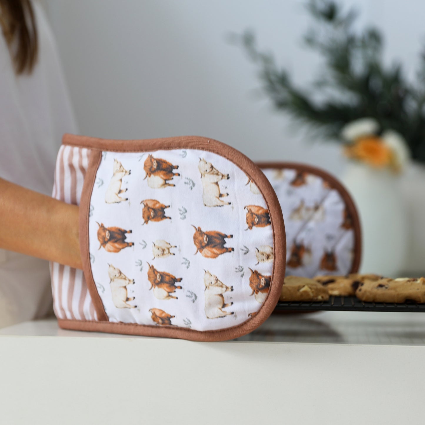 Cook's Companion Oven Mitt - Highland Cow