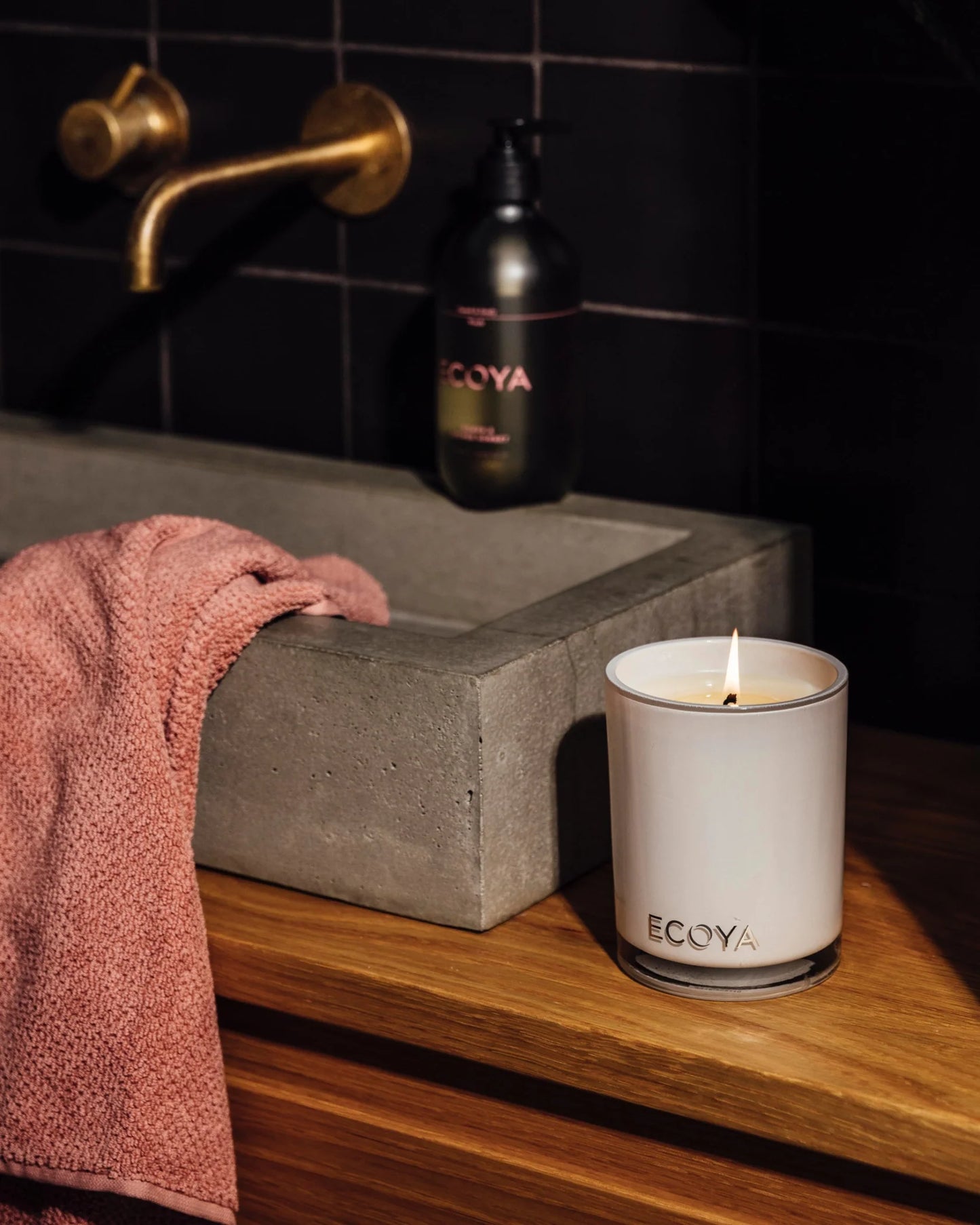 ECOYA Madison Candle 400g - Guava & Lychee Sorbet
